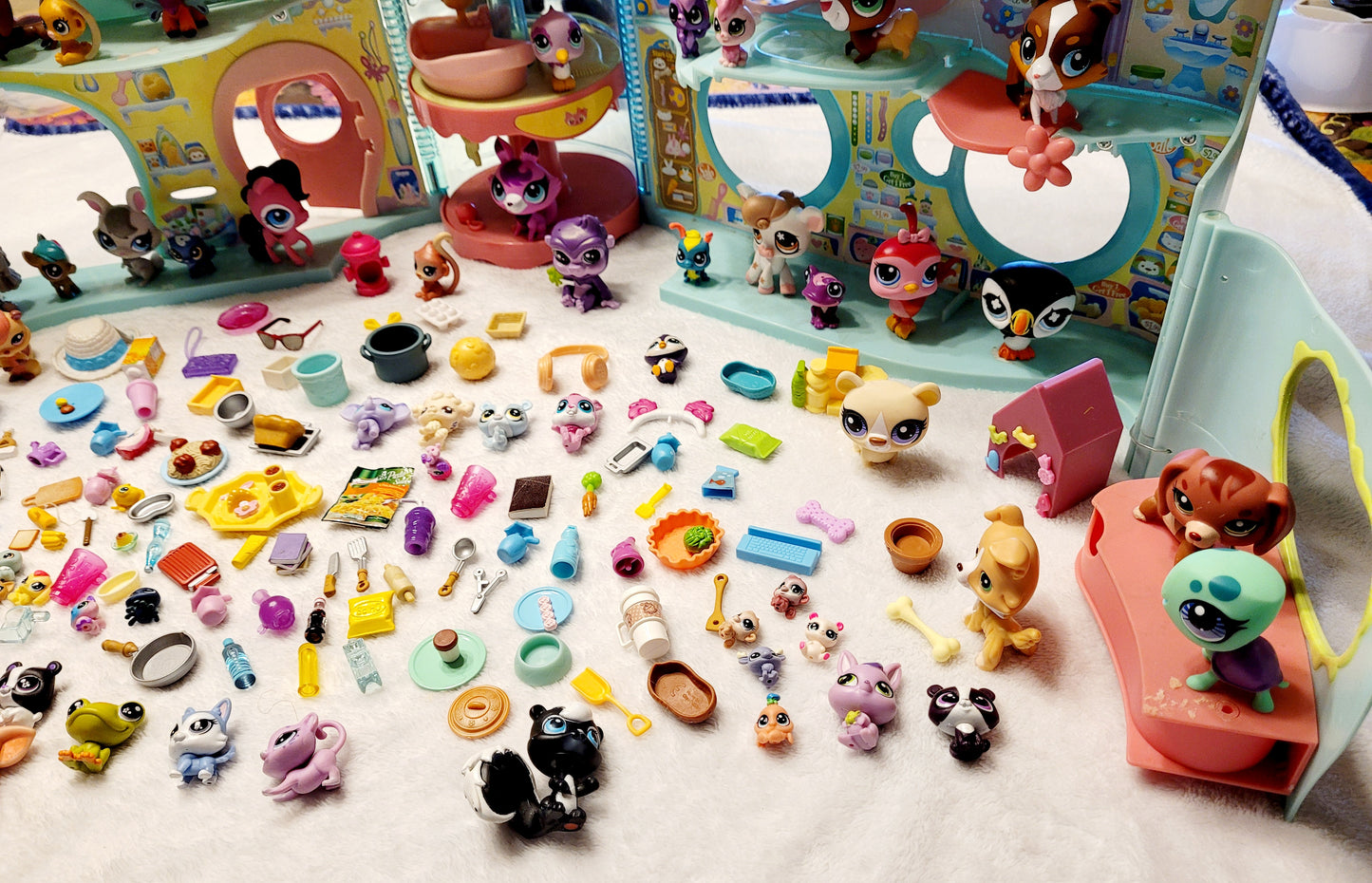 Large *Littlest Pet Shop House + 47 Pets & Many Extras For Your Pets