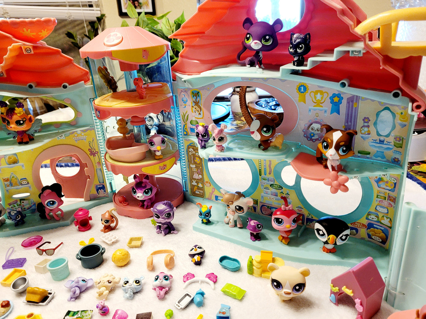 Large *Littlest Pet Shop House + 47 Pets & Many Extras For Your Pets