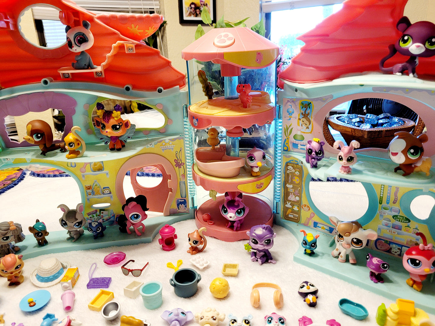 Large *Littlest Pet Shop House + 47 Pets & Many Extras For Your Pets