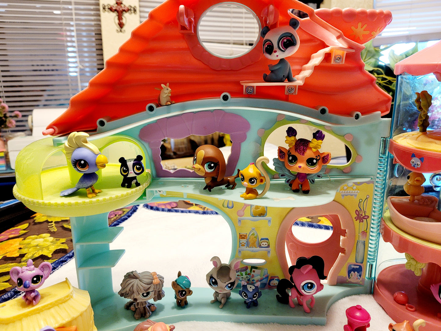 Large *Littlest Pet Shop House + 47 Pets & Many Extras For Your Pets