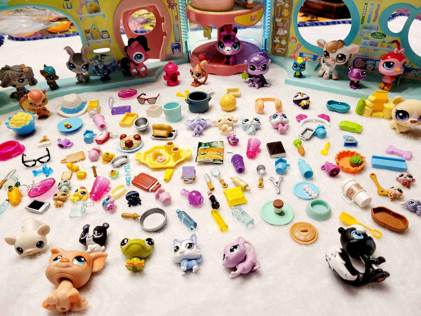 Large *Littlest Pet Shop House + 47 Pets & Many Extras For Your Pets