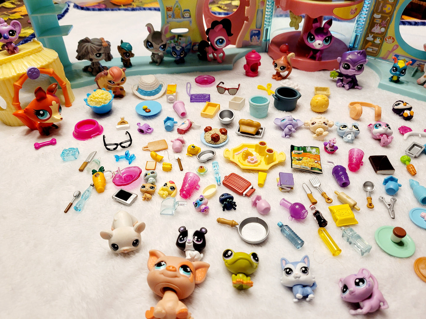 Large *Littlest Pet Shop House + 47 Pets & Many Extras For Your Pets