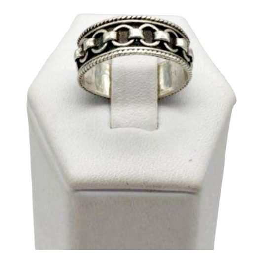A Beautiful *Sterling Silver Ring with Chain Link Design (Size 7)