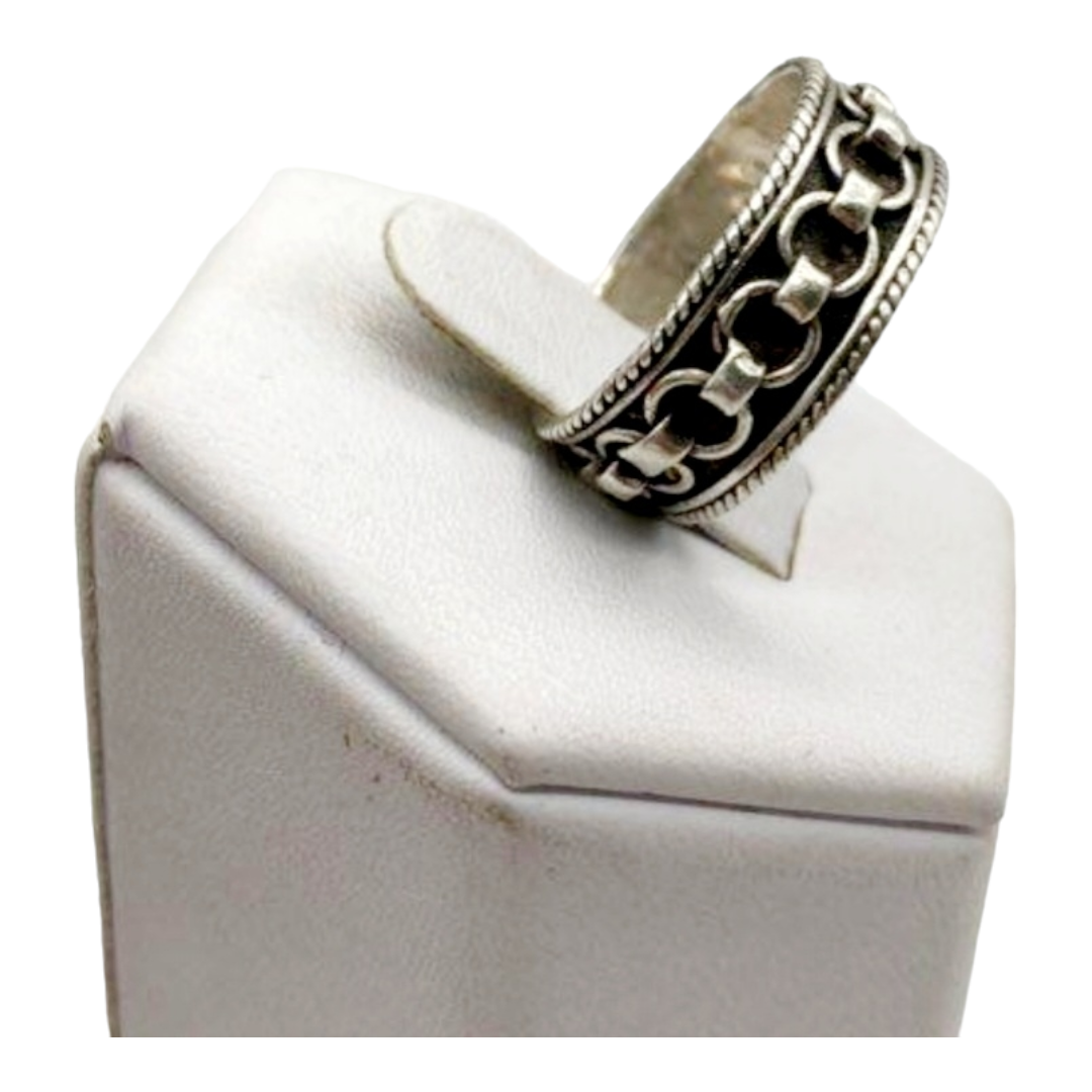 A Beautiful *Sterling Silver Ring with Chain Link Design (Size 7)