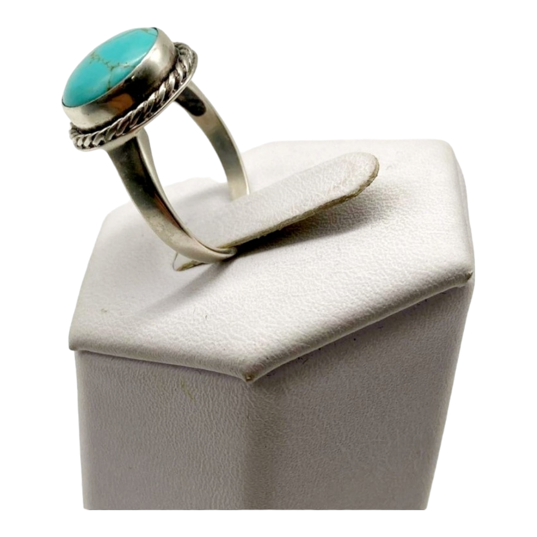 Beautiful *Sterling Silver Ring w/ Turquoise Stone (Size 8)