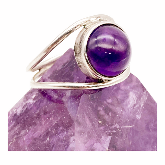 Beautiful *Sterling Silver & Amethyst Ring (Size 7.5)