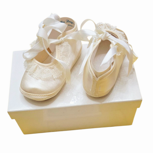 Vtg *Mrs Day's Ideal Cream Satin Baby Shoes Lace Ruffles Ribbon Ties - (size 2) *NIB*