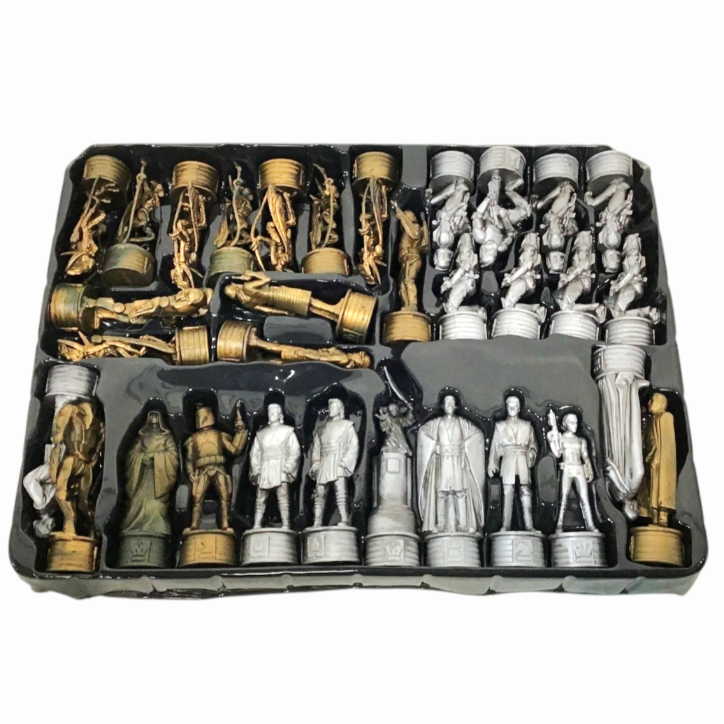 WOW *Star Wars Episode II: Attack Of The Clones Chess Set by Parker Bros. (32pc)