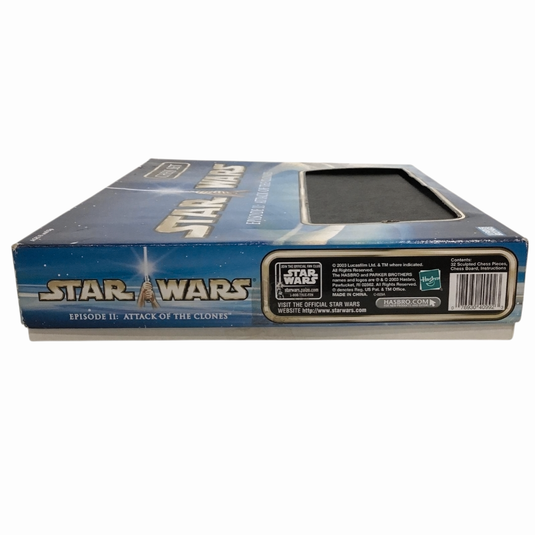 WOW *Star Wars Episode II: Attack Of The Clones Chess Set by Parker Bros. (32pc)