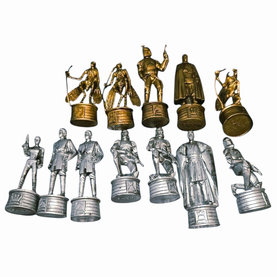 WOW *Star Wars Episode II: Attack Of The Clones Chess Set by Parker Bros. (32pc)