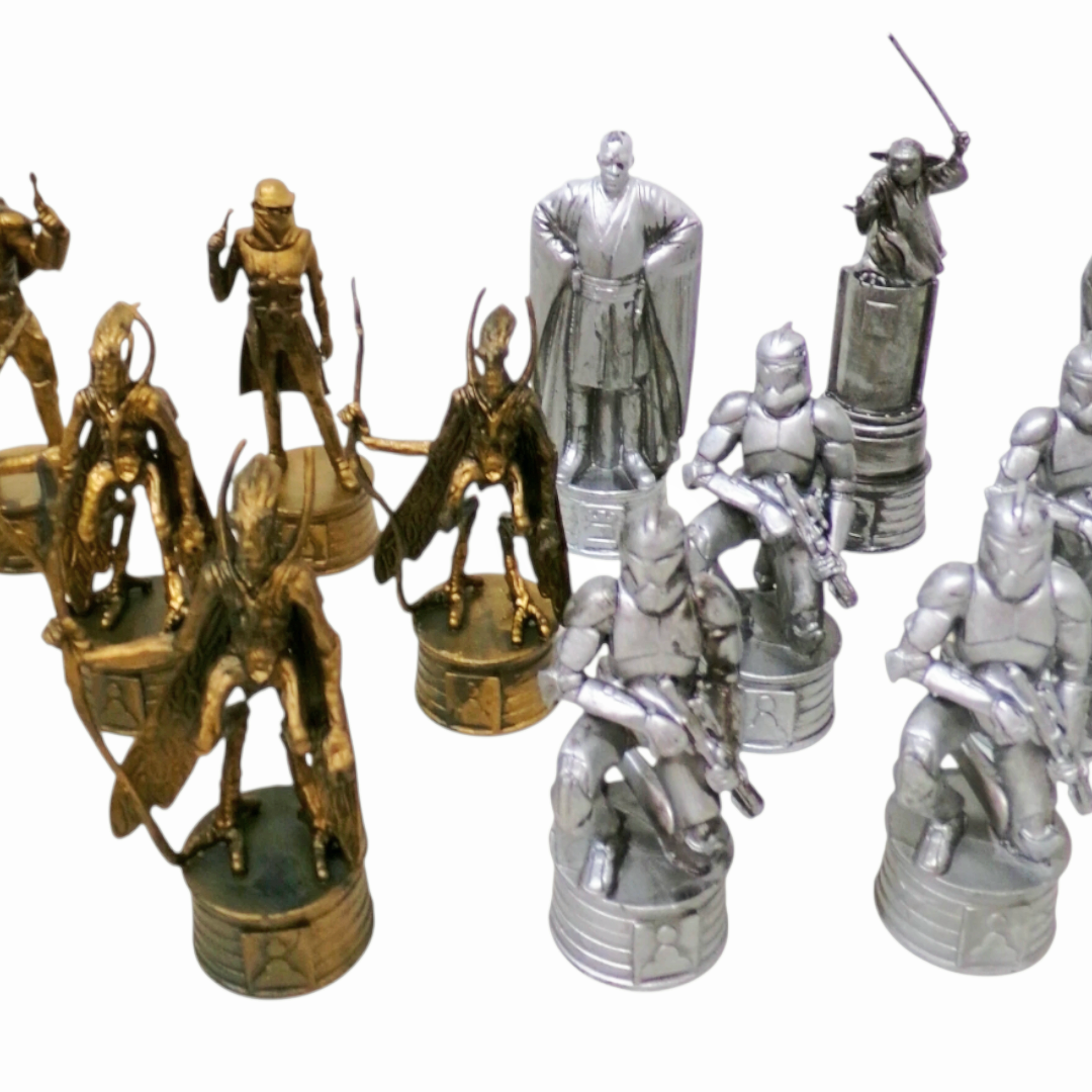WOW *Star Wars Episode II: Attack Of The Clones Chess Set by Parker Bros. (32pc)