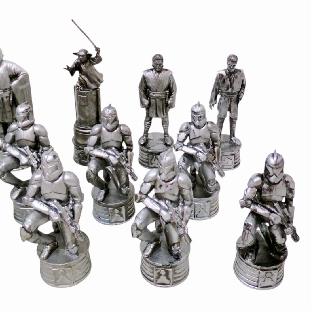 WOW *Star Wars Episode II: Attack Of The Clones Chess Set by Parker Bros. (32pc)