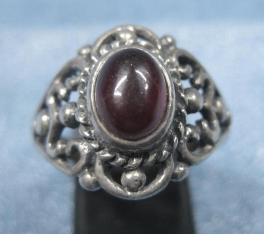 Beautiful Vintage Sterling Silver Garnet Ornate Ring *Size 10