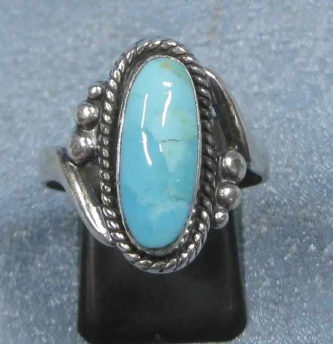 A SouthWestern Sterling Silver & Turquoise Ring (Size 9)