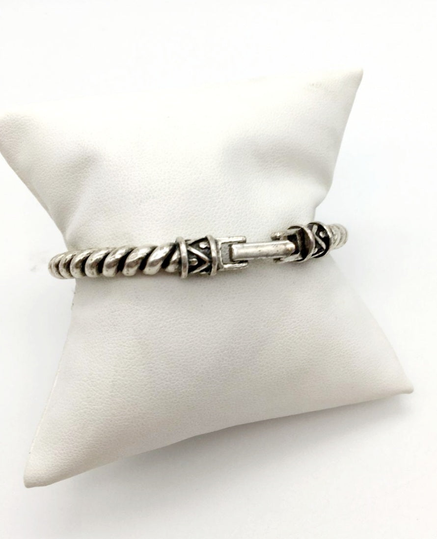 Beautiful *Silvertone Twist Design Bracelet w/ Etched Square