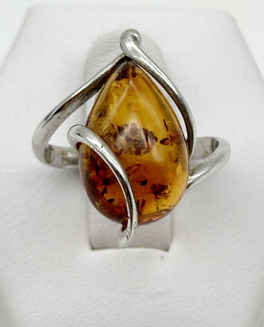 A Stunning Sterling Silver & Amber Stone Ring (size 7)