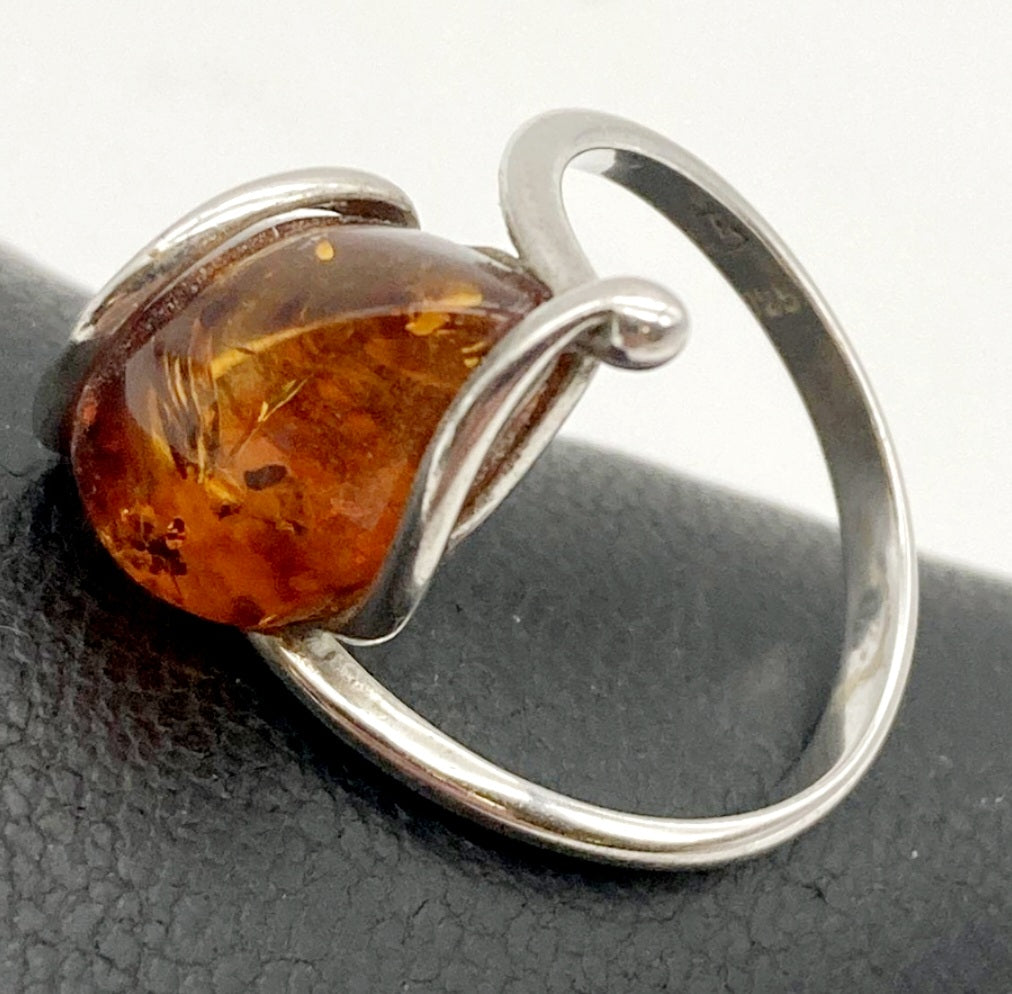 A Stunning Sterling Silver & Amber Stone Ring (size 7)